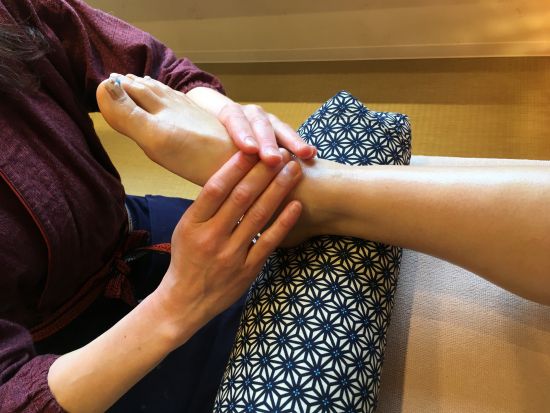 京都嵐湯で足湯＋フットマッサージ　フォトジェニックな足湯で散策の合間にほっと一息＜1ドリンク＆お茶菓子付／嵐山駅徒歩1分＞