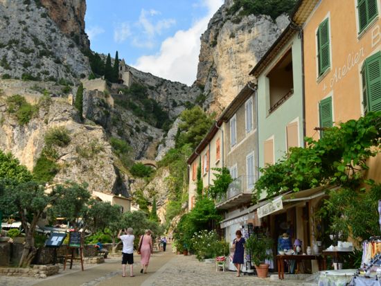 ヴァランソルのラベンダー畑＆ムスティエ・サント・マリー1日ツアー＜6～7月／貸切／日本語ドライバー／マルセイユまたはエクス・アン・プロヴァンス発＞