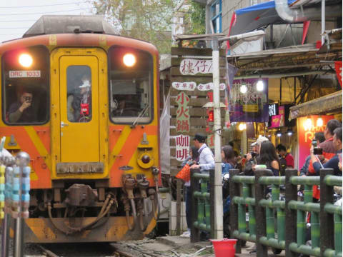 九份・十分（天燈上げ）・十分の滝ツアー　山間の美しい田園風景が楽しめるノスタルジックなローカル列車「平渓線」に乗れる＜1日／日本語ガイド／台湾郷土料理の昼食＞