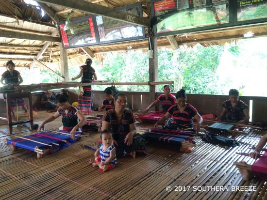 少数民族カトゥー族の村訪問 　夜のホイアン観光付きプランあり＜1日／現地ガイド(日本語可)／昼食／夕食選択可／ダナン・ホイアン発＞