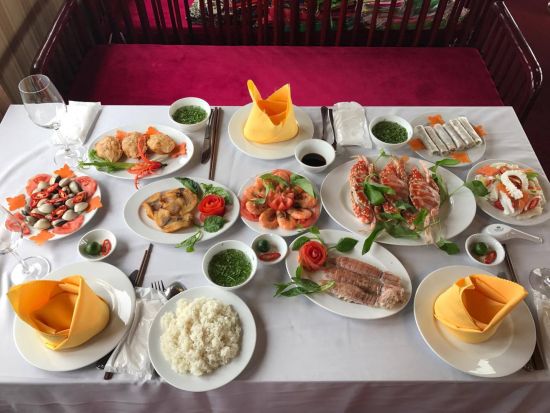 世界遺産ハロン湾日帰りクルーズ　日本人のみの専用船利用！カヤック体験＋鍾乳洞ライトアップ＜4時間クルーズ／日本語ガイド／昼食／夕食／トレインストリートお送り可＞