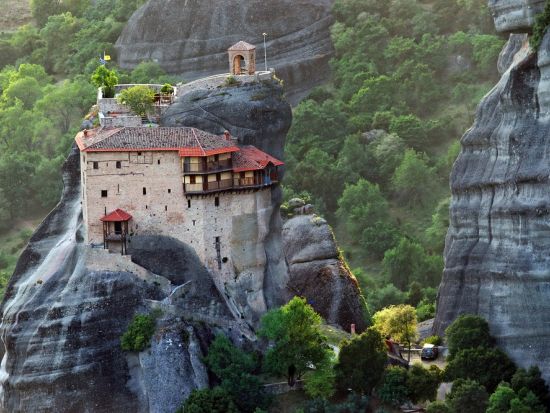 ギリシャの世界遺産めぐり デルフィとメテオラ修道院 1泊2日観光ツアー＜アテネ発＞