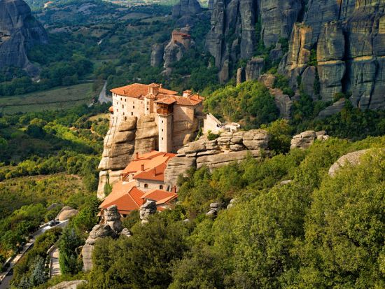 ギリシャの世界遺産めぐり デルフィとメテオラ修道院 1泊2日観光ツアー＜アテネ発＞