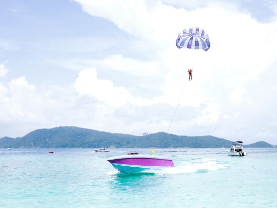 ラチャヤイ島＆コーラル島｜透明度抜群の海で絶景シュノーケリング＆のんびりビーチ＋マリンスポーツ体験＜日本語ガイド／空港送りプランあり＞