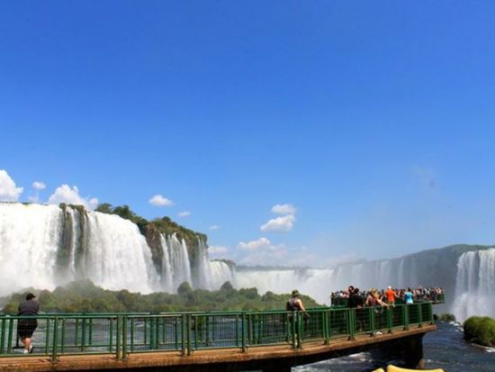 ブラジル側から望むイグアスの滝プライベートツアー！滝に近づけるサファリ＆ボートアドベンチャー付き＜日本語ガイド／フォス・ド・イグアスまたはプエルト・イグアス発＞