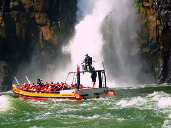 ブラジル側から望むイグアスの滝プライベートツアー！滝に近づけるサファリ＆ボートアドベンチャー付き＜日本語ガイド／フォス・ド・イグアスまたはプエルト・イグアス発＞