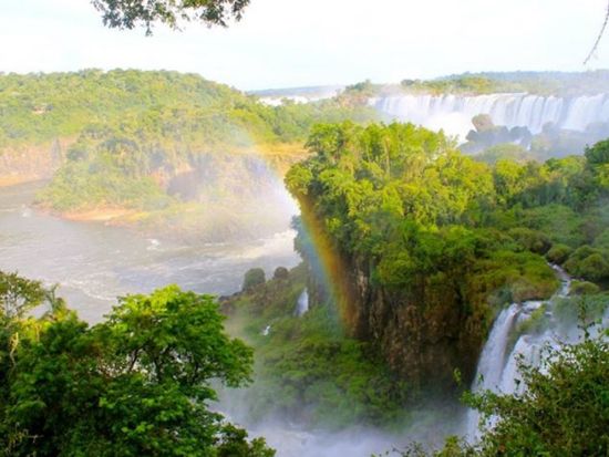 イグアスの滝をじっくり見学！ボートクルーズ付きイグアスの滝2泊3日観光ツアー＜宿泊込／日本語ガイド／フォス・ド・イグアス空港or市内発着＞
