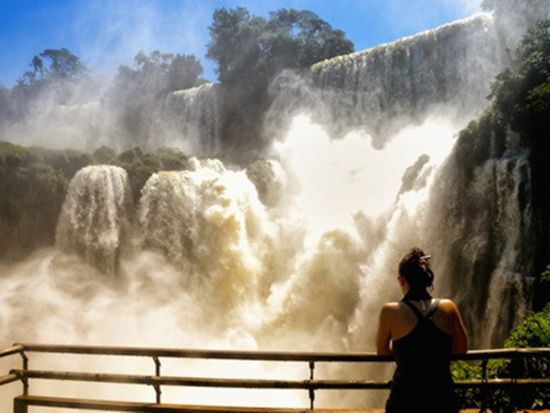 イグアスの滝をじっくり見学！ボートクルーズ付きイグアスの滝2泊3日観光ツアー＜宿泊込／日本語ガイド／フォス・ド・イグアス空港or市内発着＞