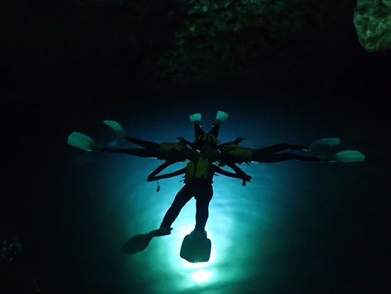 青の洞窟 ナイトシュノーケリング　洞窟ライトアップや夜光虫との神秘の空間！21時発のミッドナイトプランもあり＜真栄田岬集合＞