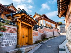 south korea_seoul_bukchon-hanok-village_shutterstock_256710466