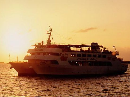 サンセットクルーズ　ライブミュージック＆多彩なディナー／サプライズ演出・記念日対応可／那覇埠頭発＞