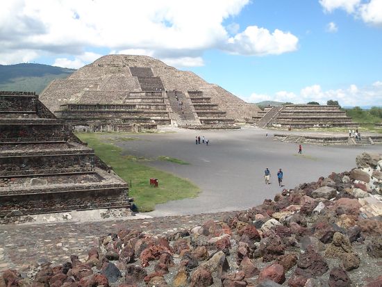 テオティワカン遺跡＋三文化広場とグアダルーペ寺院観光　メキシコの地酒試飲も満喫！昼食付きプラン選択可＜混載／1日／英語ガイド／入場料込／メキシコシティ発＞