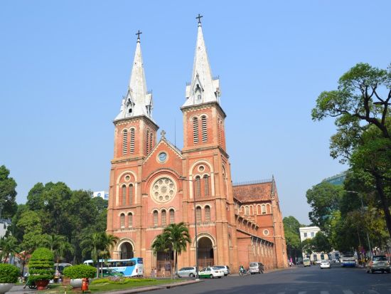ホーチミン市内観光　ピンクの教会など主要スポットを巡る　人気ガイド確約またはホアトゥック昼食付きプランあり　早朝空港お迎え可＜午前／現地ガイド（日本語可）＞