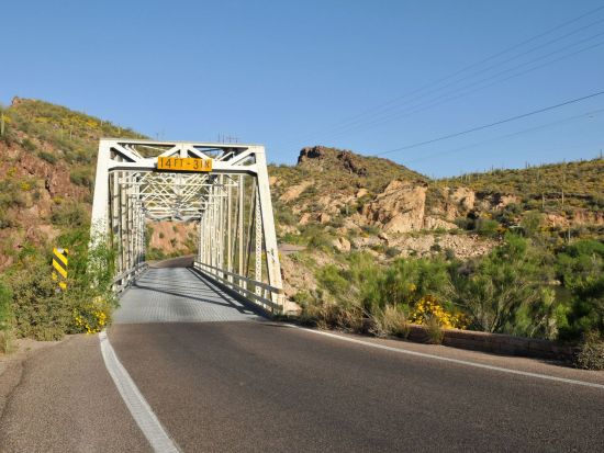 アパッチトレイル観光ツアー 蒸気船クルーズ乗船＆ロスト・ダッチマン州立公園＜英語ガイド／フェニックス・スコッツデールまたはその周辺エリア発＞