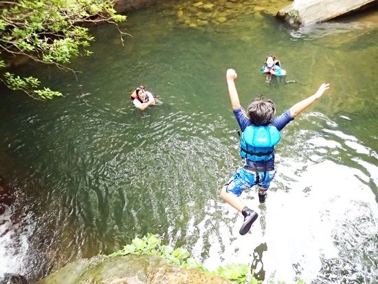 【ベストプライス】西表島キャニオニング（5～10月）または滝トレッキング（11～4月）＋選べる竹富島観光ツアー＜指定ホテル送迎選択可／石垣島発＞