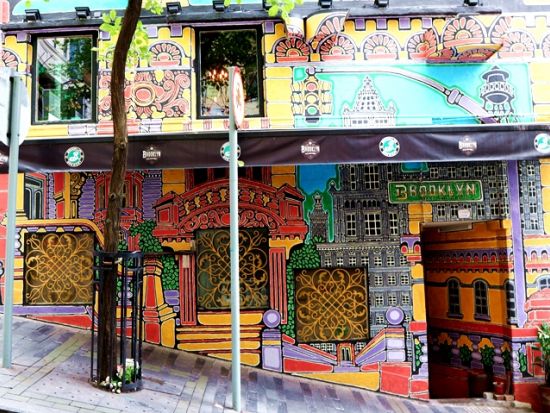 香港 フォトジェニック街歩きツアー　香取慎吾さんが手がけた壁画のスポットも観光＆名店エッグタルトの試食付き ＜午前／日本語ガイド＞