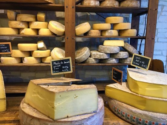 パリのマルシェ見学ツアー　特産品のテイスティングも！ ＜午前／日本語ガイド＞