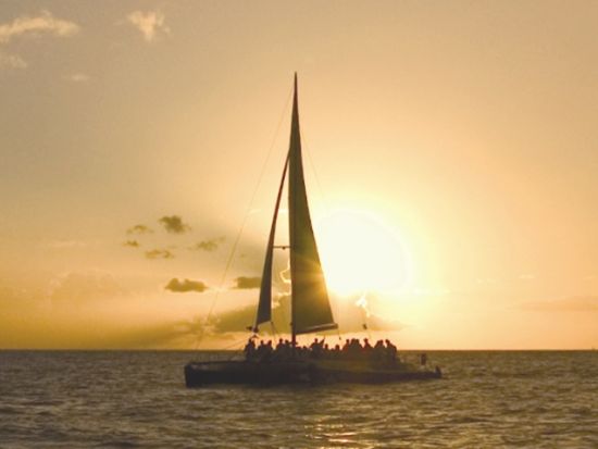 サンセットセーリング　マイタイ・カタマラン号　ビールやシャンパン、カクテルなどオープンバーで飲み放題！金曜日限定の花火観賞プランあり＜シェラトン・ワイキキ発＞