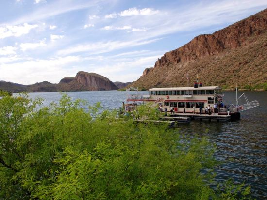 アパッチトレイル観光ツアー キャニオン・レイク蒸気船クルーズ乗船＆テーマパーク入場＜貸切プランあり／英語ガイド／フェニックスまたはその周辺エリア発＞ 