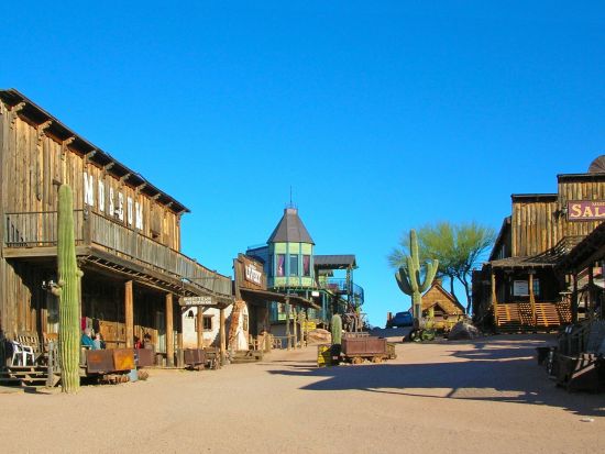 アパッチトレイル観光ツアー キャニオン・レイク蒸気船クルーズ乗船＆テーマパーク入場＜貸切プランあり／英語ガイド／フェニックスまたはその周辺エリア発＞ 