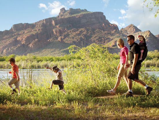 DETOURS_AZ_Mesa_Family Hiking_MCVB (1)