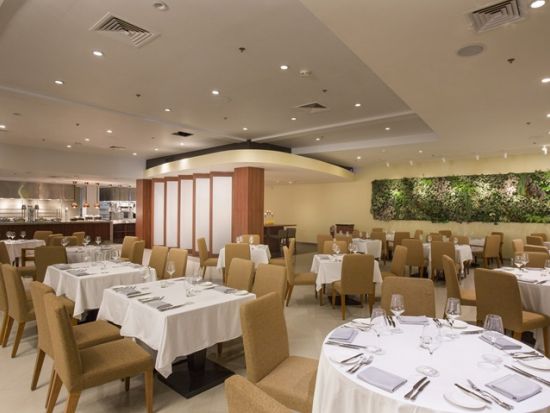 ルーツヒルズグリルハウス 食事券＆事前予約サービス　話題のステーキ＆グリル専門店！選べる4つのディナーメニュー＜グアムプラザホテル内＞