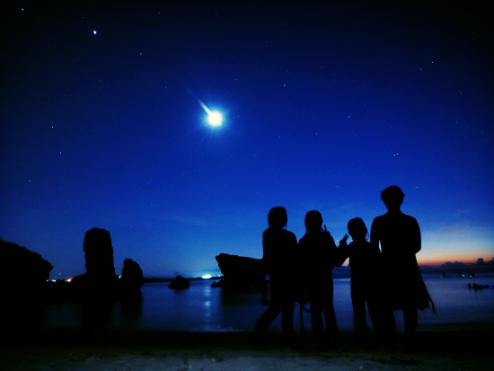 夜光虫＆星空ナイトシュノーケリング　夕陽を眺めて洞窟を探検！星空の下で輝く夜の海＜写真・動画撮影サービス・温水シャワー＆充実施設無料／恩納村＞ by 冒険島