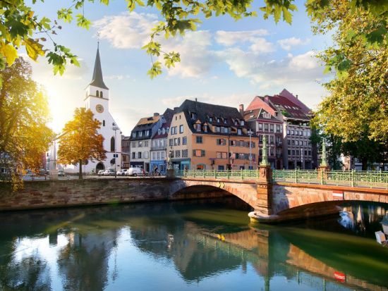 バーデン・バーデン黒い森＋ストラスブール日帰りツアー　ドイツとフランスの美しい歴史的都市を訪問＜英語ガイド／フランクフルト発＞