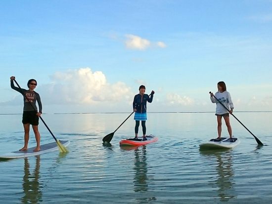 【プライベートツアー】モーニングSUP＋シュノーケリング　人が少ない早朝の静かな海を堪能！＜日本語／送迎付き＞byオーシャンフリーク