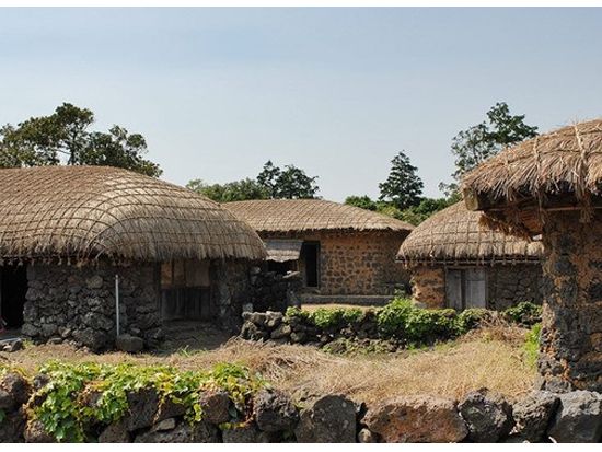 済州島観光ツアー　2大世界遺産巡り　城山日出峰＋万丈窟（拒文オルム）　スカイウォーターショー　海鮮カルグクス＆黒豚の2食付き＜1日／日本語ガイド／ホテル送迎付＞
