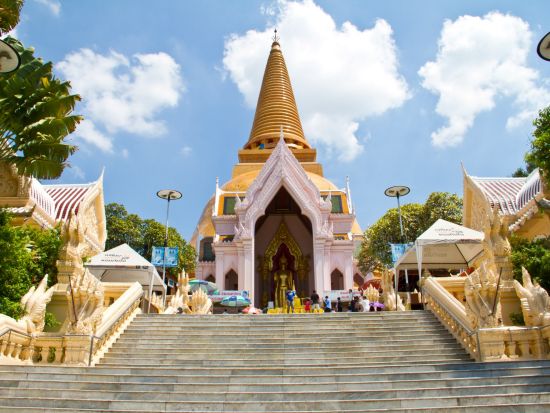 カンチャナブリ観光ツアー  泰麺鉄道乗車＋JEATH戦争博物館　＜1日／日本語ガイド／ビュッフェランチ／往復送迎＞