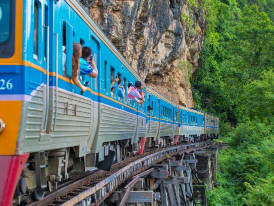 カンチャナブリ観光ツアー  泰麺鉄道乗車＋JEATH戦争博物館　＜1日／日本語ガイド／ビュッフェランチ／往復送迎＞