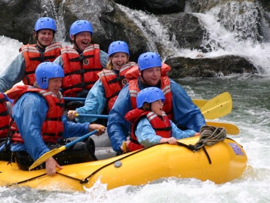 カナナスキス川　ラフティング体験ツアー ＜5～9月／英語ガイド／バンフ発＞