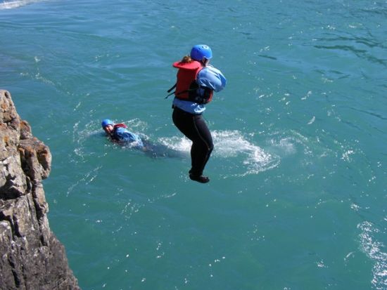 ボウ川　ラフティング体験 ＜5～9月／英語ガイド／バンフ発＞