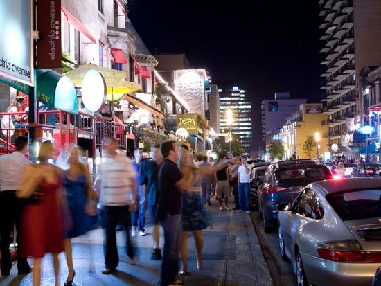 Canada_Montreal_Gray Line_Crescent Street