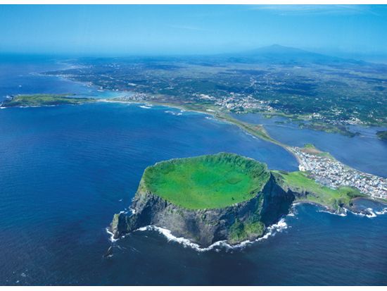 済州島＋牛島観光ツアー　2大世界遺産巡り　城山日出峰＋万丈窟（拒文オルム） 海鮮鍋ランチ付き＜1日／日本語ガイド／送迎付／貸切プラン有＞