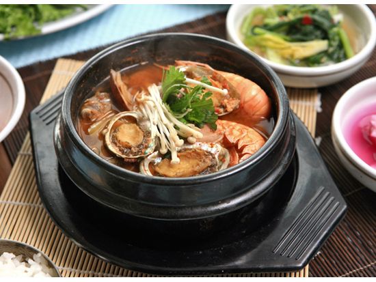 済州島＋牛島観光ツアー　2大世界遺産巡り　城山日出峰＋万丈窟（拒文オルム） 海鮮鍋ランチ付き＜1日／日本語ガイド／送迎付／貸切プラン有＞