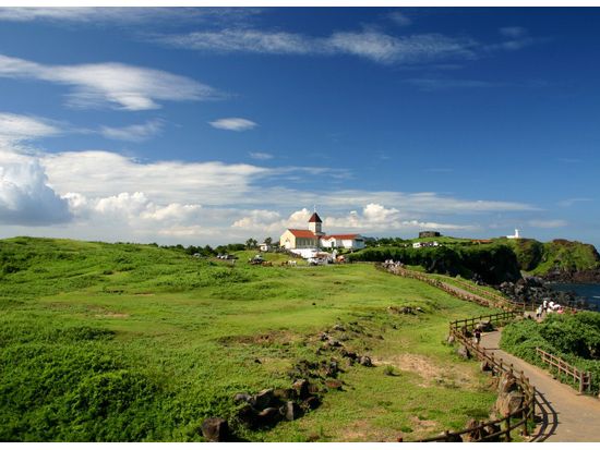 済州島観光ツアー　2大世界遺産巡り　城山日出峰＋万丈窟（拒文オルム）　スカイウォーターショー　海鮮カルグクス＆黒豚の2食付き＜1日／日本語ガイド／ホテル送迎付＞