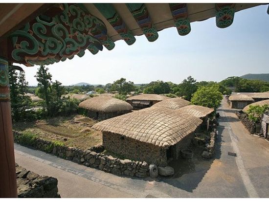 【クルーズ港発着混載ツアー】済州島世界自然遺産巡り 城山日出峰+万丈窟+城邑民俗村と海辺カフェ 黒豚サムギョプサルの食事付＜2名から催行／1名申込可能／日本語＞