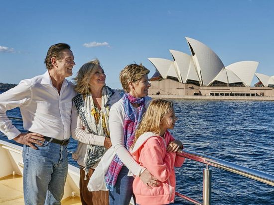 【観光クルーズ】高速ロケットカタマランで巡るシドニーハーバークルーズ＜約65分～80分／お好きな便に乗船可＞