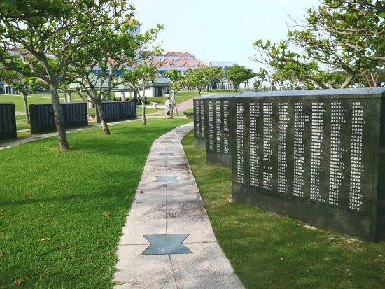 沖縄の歴史と文化に触れるバスツアー 世界遺産「首里城」＋ひめゆりの塔＋おきなわワールドなどをめぐる1日観光＜ランチ付き／那覇発・空港お送り可／2歳以下無料＞