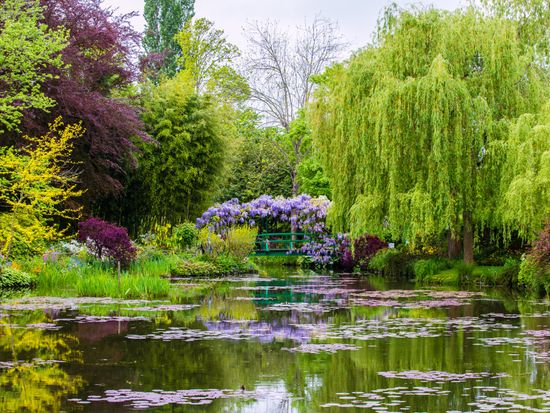 France_Giverny_Monet's_Garden_shutterstock_200927915