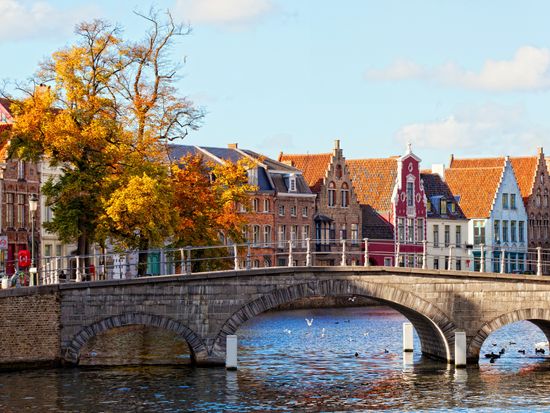Belgium_Bruges_Canal_Bridge_shutterstock_143401075