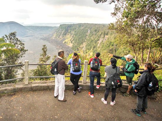ハワイ島　昼と夜の世界遺産キラウエア火山国立公園の見学とコーヒー農園でのテイスティングもあり＜昼・夕食付／英語ガイド／コナまたはワイコロア地区発＞