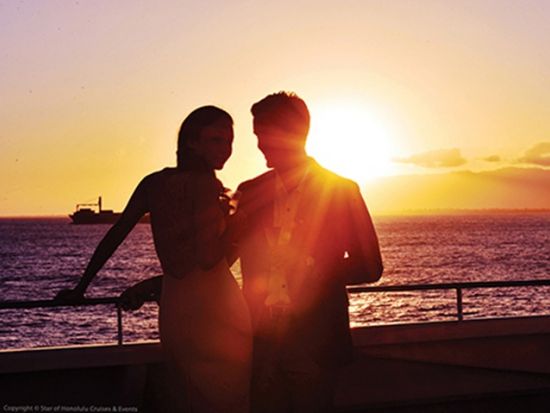 ハワイ　1日完結バウ・リニューアル　夫婦・カップルの記念日をスターオブホノルル号でお祝い！サンセットディナークルーズ付き