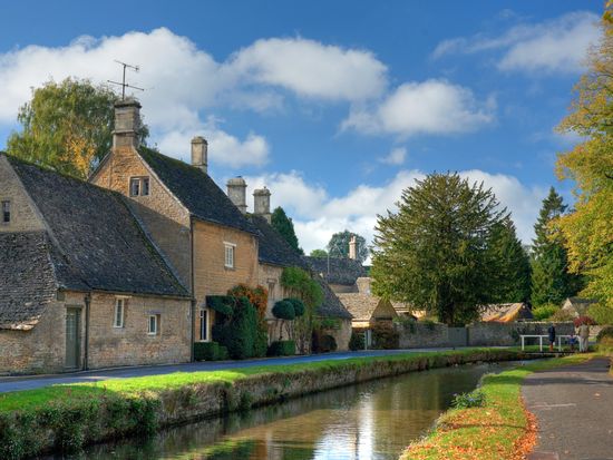 UK_England_Cotswolds_Bourton_on_the_Water_Gloucestershire_shutterstock_63139858