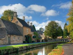UK_England_Cotswolds_Bourton_on_the_Water_Gloucestershire_shutterstock_63139858
