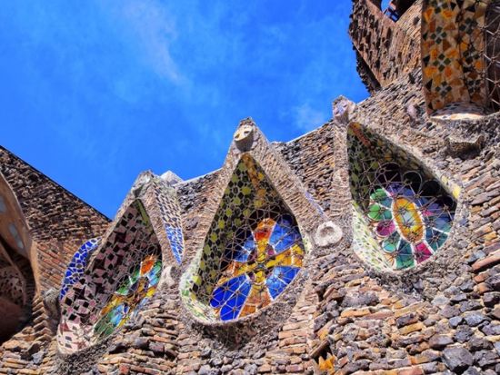 サグラダ・ファミリア＆グエル公園＆コロニア・グエル＆モンセラット　1日観光ツアー ＜貸切車＆専属日本語ガイド／食事付き＞by Mybus