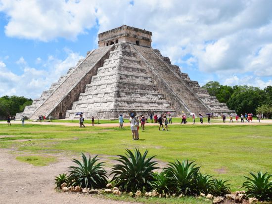 チチェン・イッツァ遺跡半日観光ツアー メキシコの観光省認定の遺跡のプロフェッショナルガイドがご案内＜日本語ガイド／貸切オプションあり／カンクン発＞