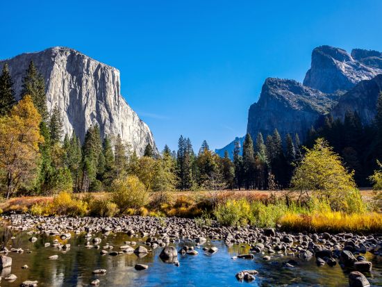 【ヨセミテバレーロッジ宿泊】世界遺産ヨセミテ国立公園1泊2日ツアー　ヨセミテ滝徒歩圏内でアクセス抜群　渓谷の朝焼け・星空を堪能！2日目は自由散策＜日本語ガイド＞